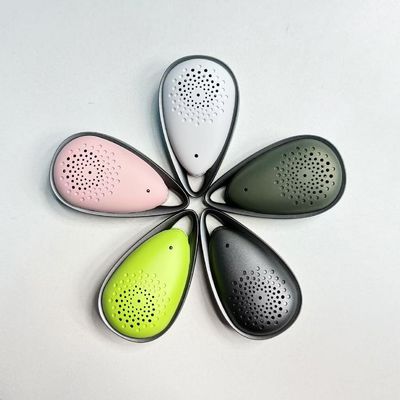 Máy lọc không khí đeo màu hồng với thời lượng pin 21 giờ và dung lượng pin 850 MAh